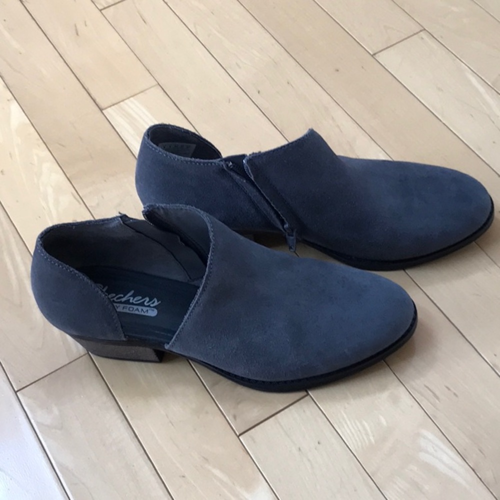 NWOT Women’s gray suede Skechers ankle shoes boots